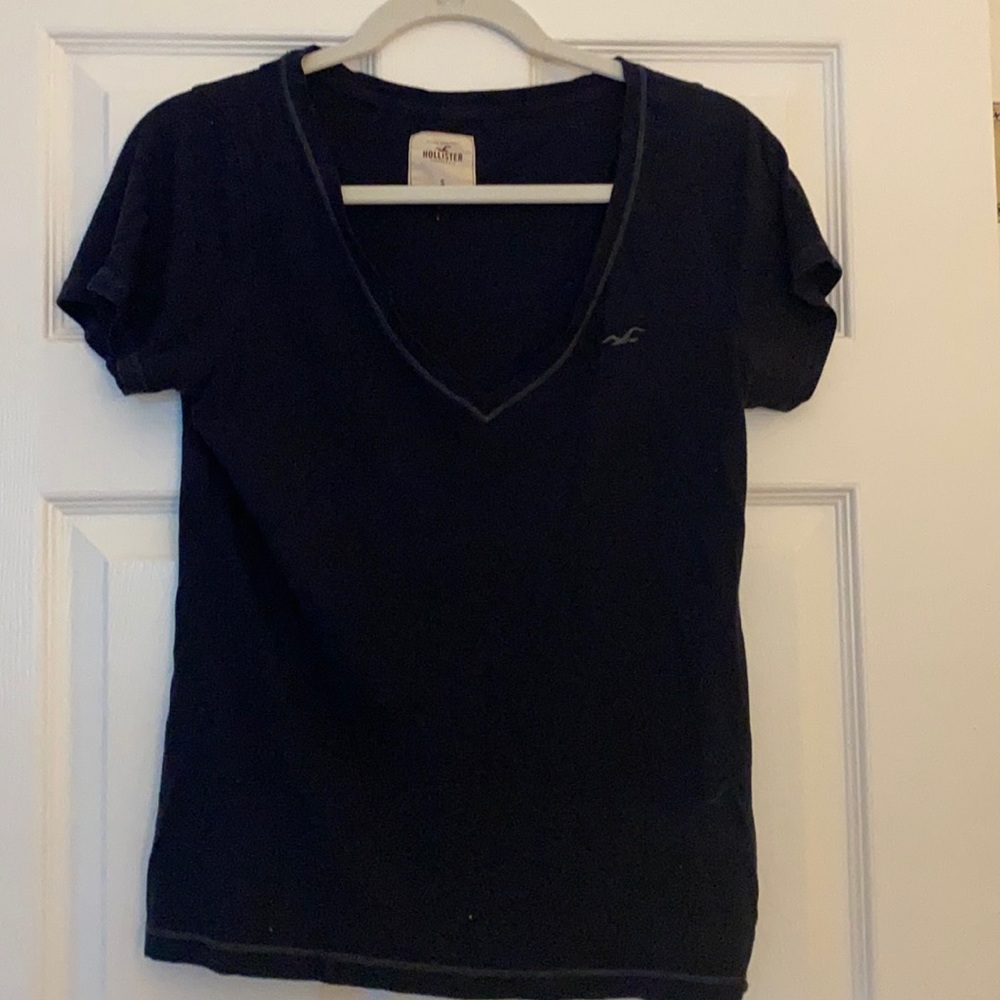 Hollister v neck tshirt